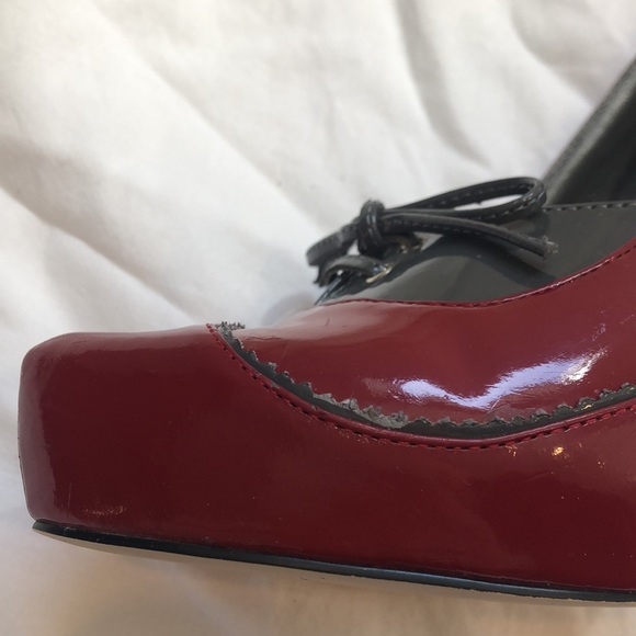 Pair of size 8.5 JLo burgundy and grey heels - Picture 9 of 9